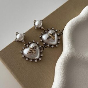 Taş ve Figür Detaylı Sedef Sallantılı Küpe