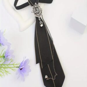 Taş ve zincir detaylı siyah kravat